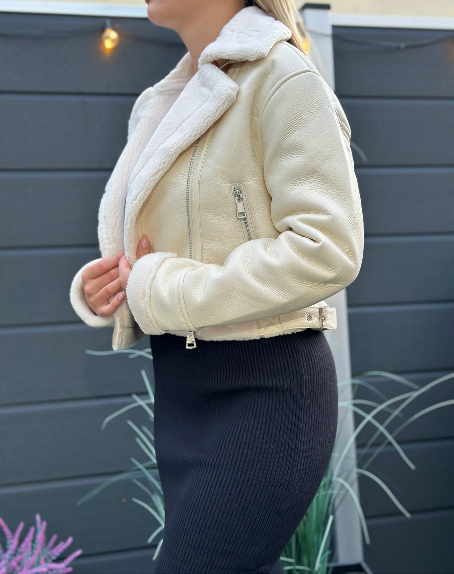 Elegance Luxe: Cremé Lederjacke mit Kunstfell