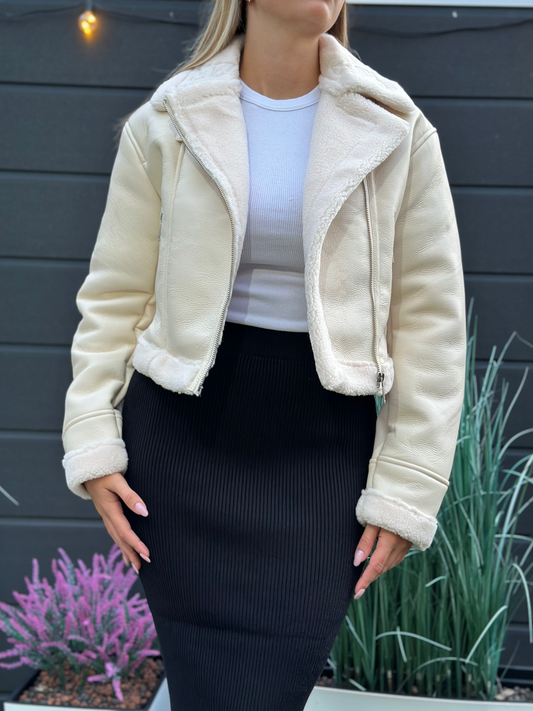 Elegance Luxe: Cremé Lederjacke mit Kunstfell