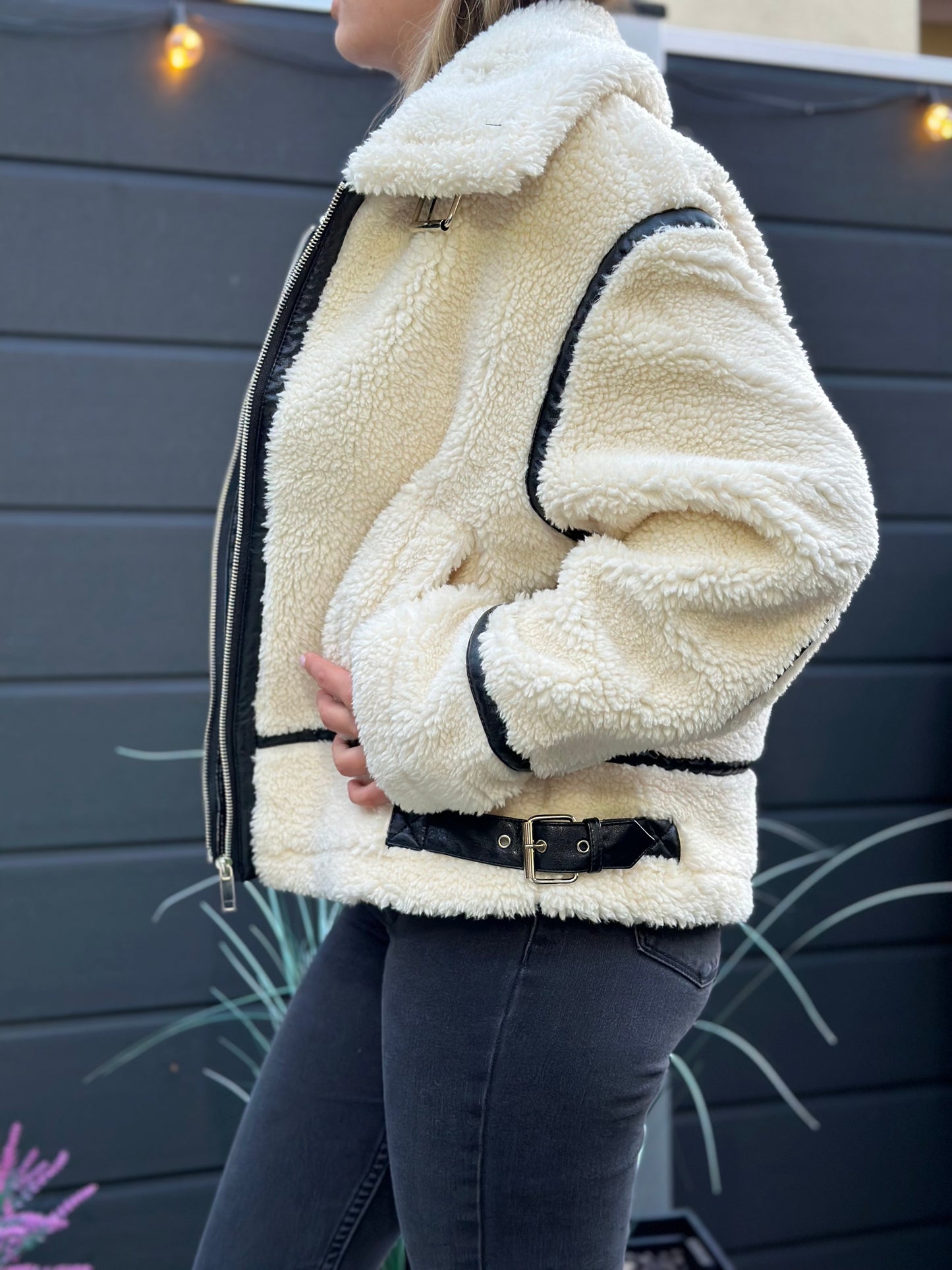 Cozy Chic: Teddy-Jacke in Creme